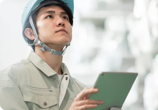 ヘルメットを被ったスタッフ