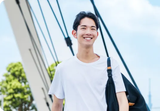 若いスタッフの笑顔