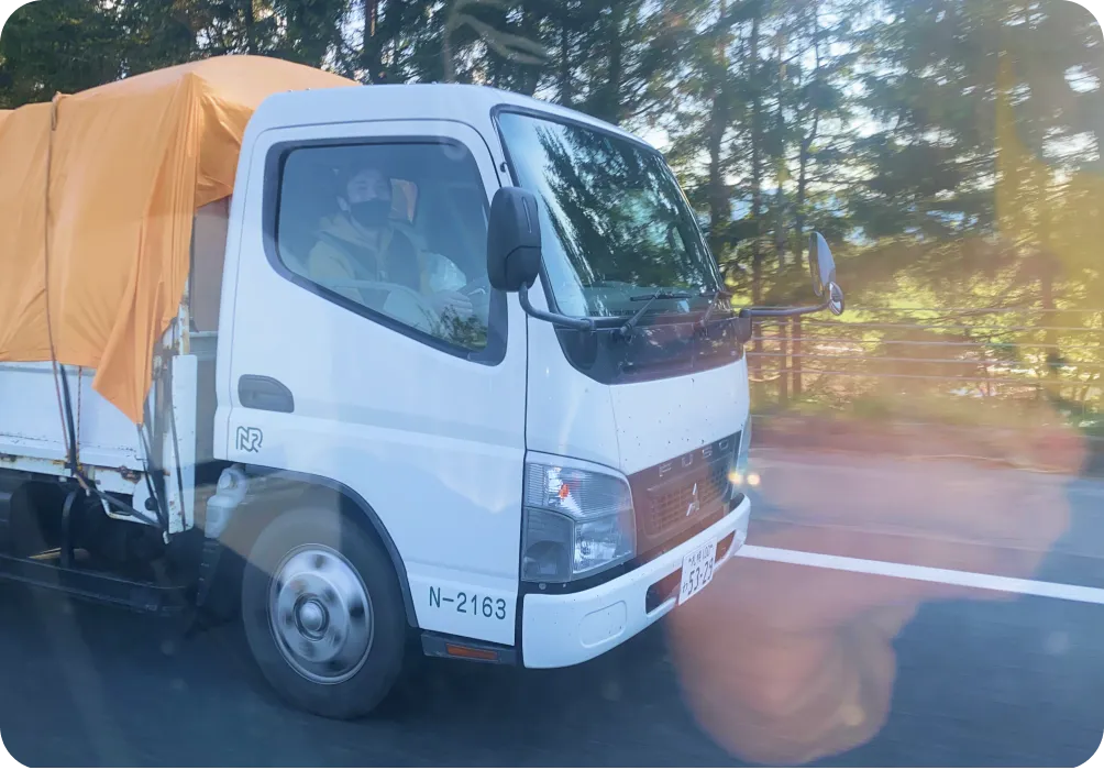 現場へ向かうトラック